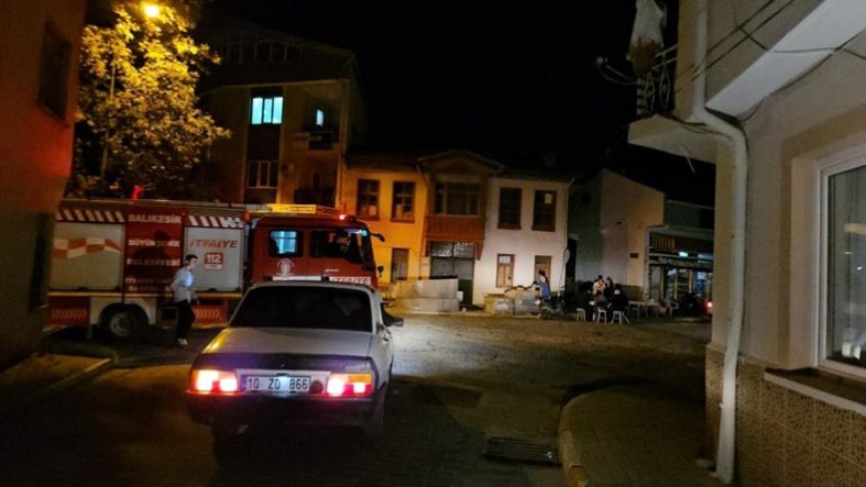 Depremlerin durmadığı Sındırgı’da vatandaşlar geceyi dışarıda geçirdi