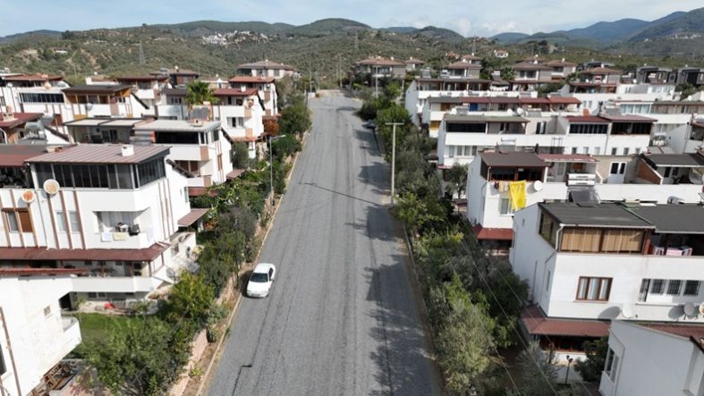 Edremit’te Yol Çalışmaları Hız Kazandı Narlı Mahallesi ve Yeni Köprü Çevresi Düzenleniyor