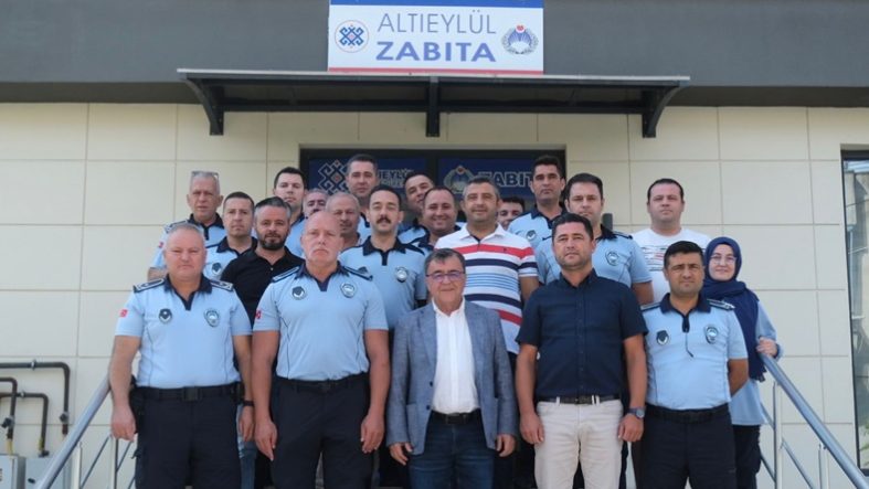 Hakan Şehirli'den Zabıta Ekibine Pastalı Kutlama