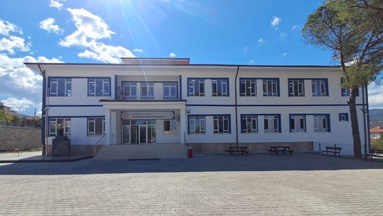 Sındırgı İmam Hatip Ortaokulu Modern Binasında Eğitime Başladı