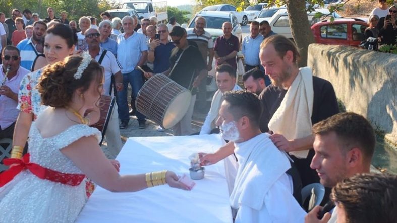 alıkesir'de yüz yıllık düğün geleneği Para verip damada tokat atıyorlar