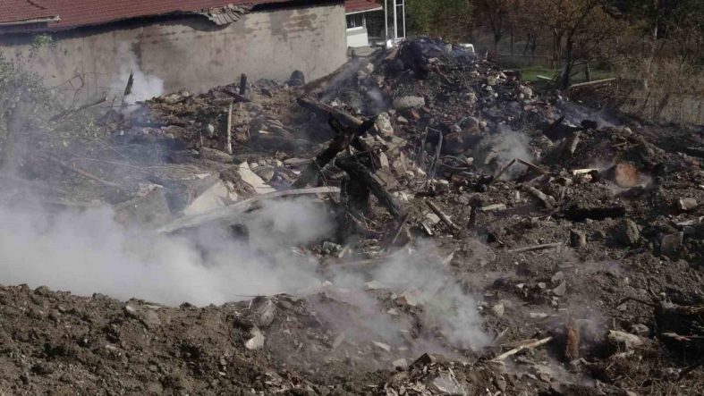 6 ev ve 1 samanlık küle dönmüştü: Geriye sadece moloz yığınları kaldı