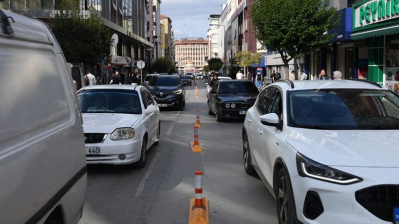 Balıkesir Büyükşehir'den çift sıra park sorununa çözüm