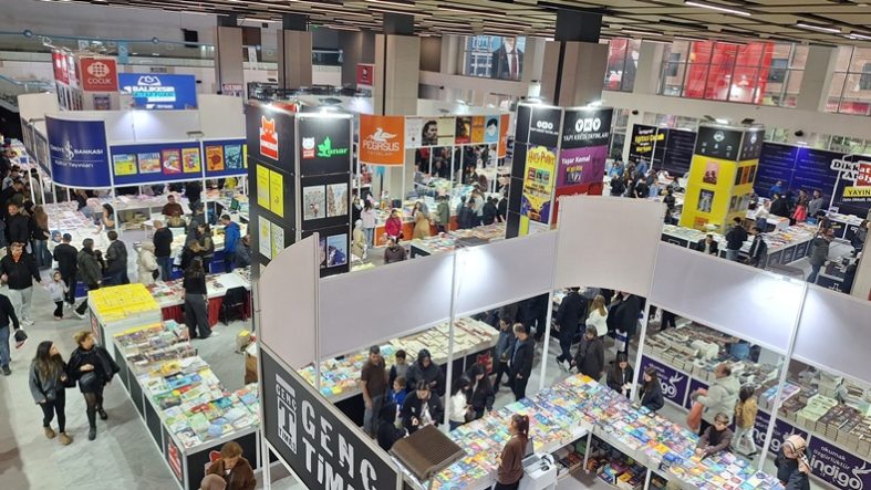 Balıkesir Kitap Fuarı’na Yoğun İlgi Kitap Severler Yazarlarla Buluşuyor