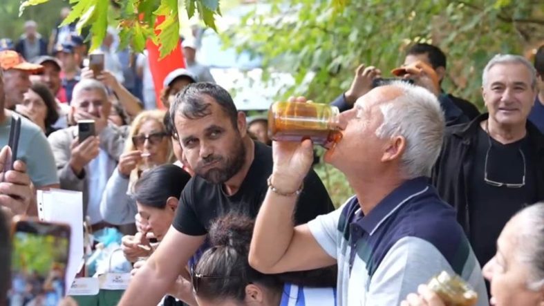 Balıkesir'de 2 dakikada 1 kilogram bal yedi, izleyenler hayret etti