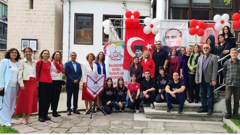 Balıkesir’de Cumhuriyetin 102. Yılına Özel “Cumhuriyetin Işığında Sanat” Sergisi Açıldı