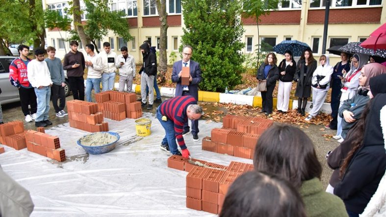 Balıkesir'de Geleceğin Mimarları Sektörle Buluştu