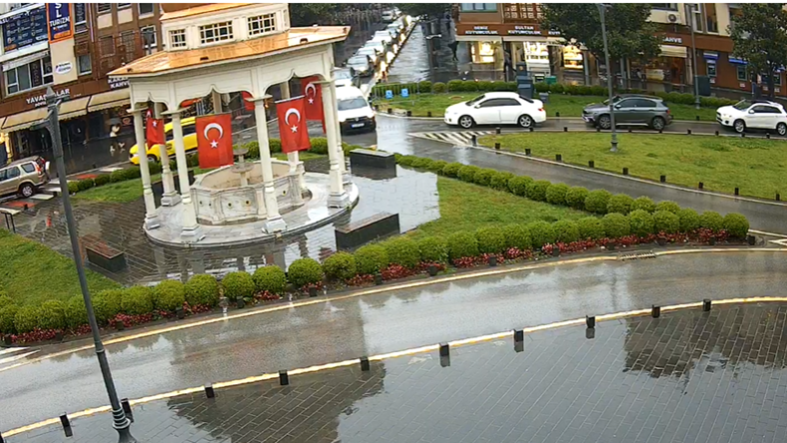 Balıkesir’de Sağanak Yağmur Trafiği Felç Etti