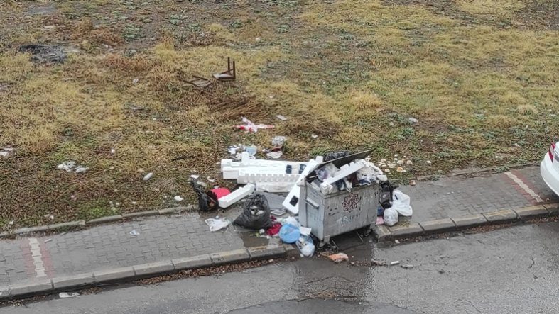 Balıkesir'de çöp tepkisi Çöpler toplanmıyor!