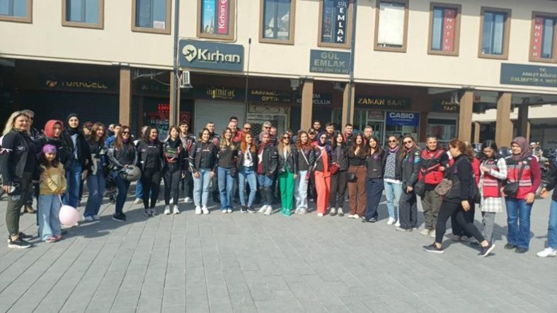 Balıkesir'de meme kanserine dikkat çekmek için motosiklet turu attılar