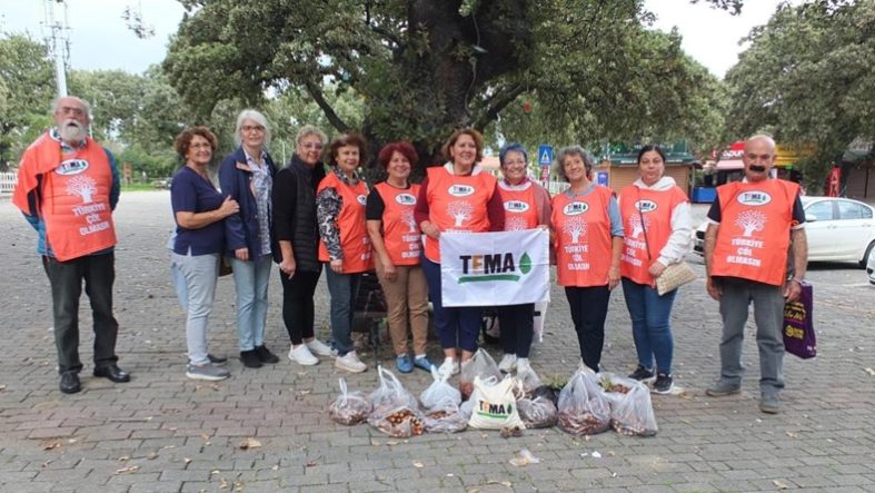 Balıkesir'de meşe palamutları öğrencilerin elinde fidana dönüşecek
