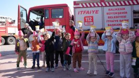 Balıkesir’de minik öğrencilerden itfaiyecilere anlamlı ziyaret