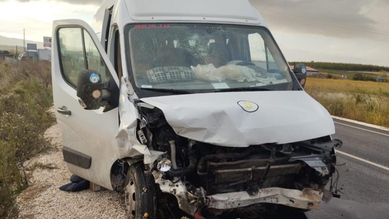Balıkesir’de öğrenci servisi ile otomobil çarpıştı 2 ölü, 7 öğrenci yaralı
