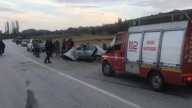 Balıkesir’de otomobil ile kamyon çarpıştı; 2 yaralı