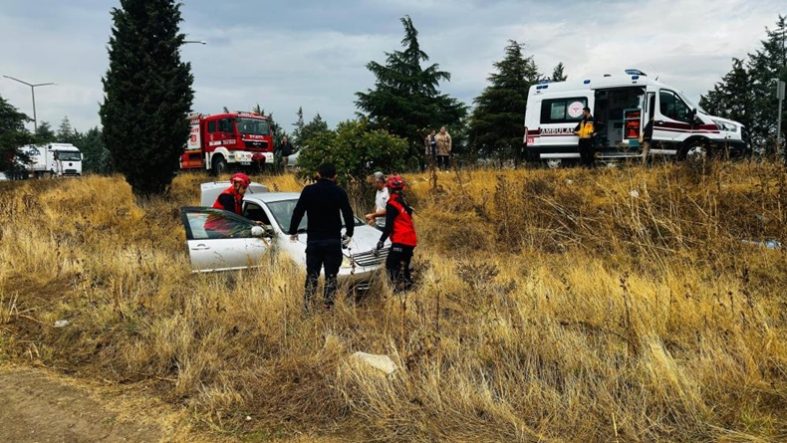 Balıkesir'de otomobil yağmurda kayarak, şarampole uçtu