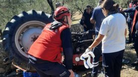 Balıkesir’de traktör devrildi, sürücü yaralandı