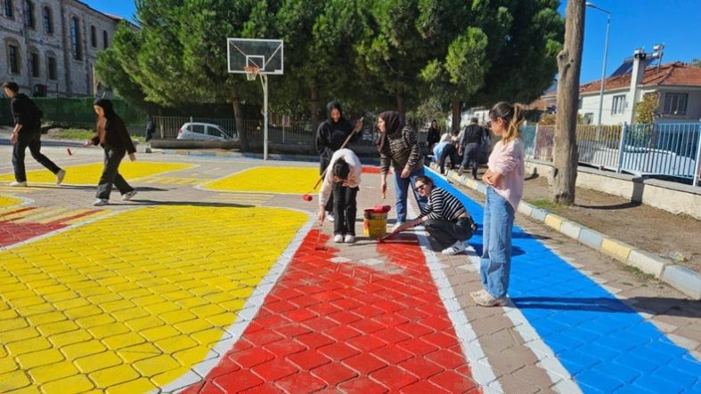 Balıkesir'de üniversiteli gençlerden İlkokula çocuklar için oyun alanı