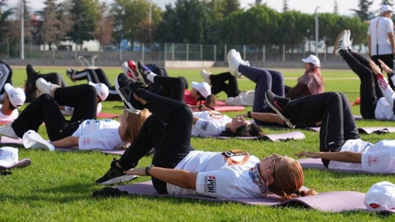 Balıkesir'de yüzlerce genç sağlıklı yaşam için spor yaptı