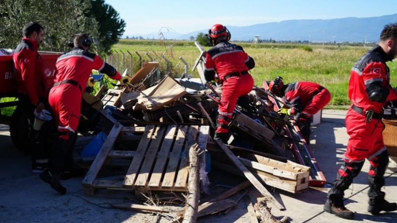 Balıkesir'deki 6.1'lik depremin ardından Koca Seyit Havalimanında ekipler kurtarma tatbikatı yaptı
