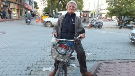 Balıkesirli 80’lik Hüseyin dede her yere bisikletle gidiyor