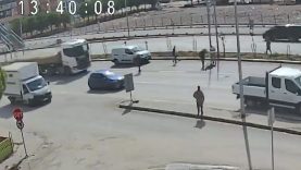 BANDIRMA'DA KAMYONUN ÇARPTIĞI YAŞLI ADAM METRELERCE SAVRULDU
