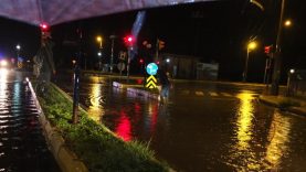 Burhaniye’de sağanak yağış yolları göle çevirdi
