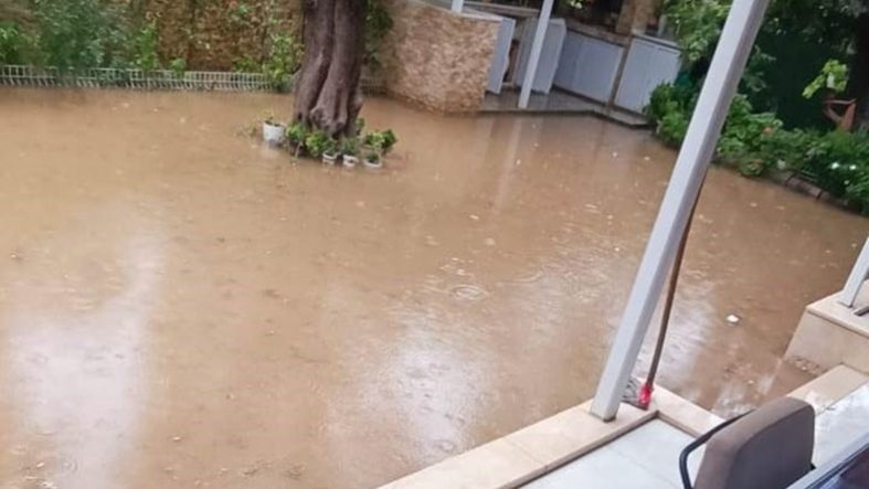 EDREMİT KÖRFEZİ İLÇELERİNDE SAĞANAK YAĞIŞ SONRASI SU BASKINLARI