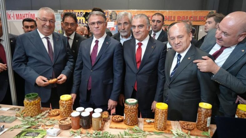 Edremit zeytin ve zeytinyağı Van'da büyük ilgi gördü