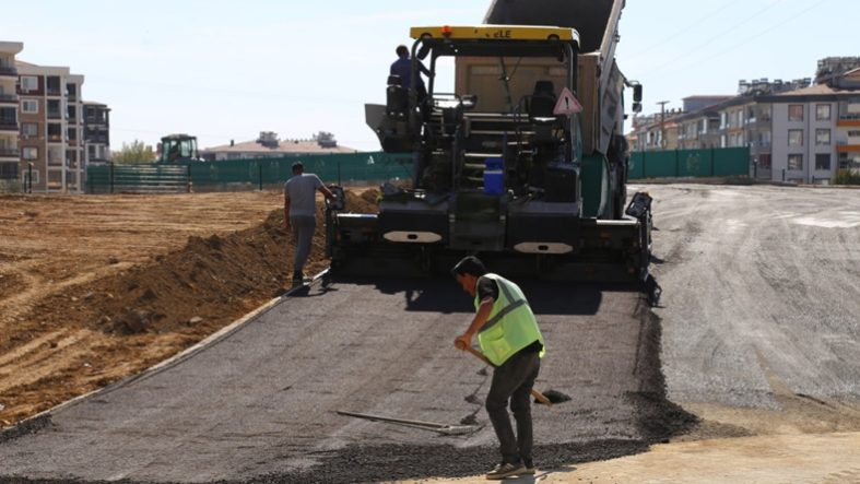 Edremit’te Yeni Köprünün Çevre Düzenlemesi Tamamlanıyor
