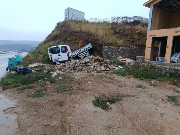 Erdek'te kaygan yolda ticari araç duvara çarptı, sürücü yaralandı