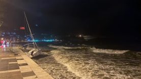 Erdek’te şiddetli lodos etkili oldu: Tekneler sürüklendi