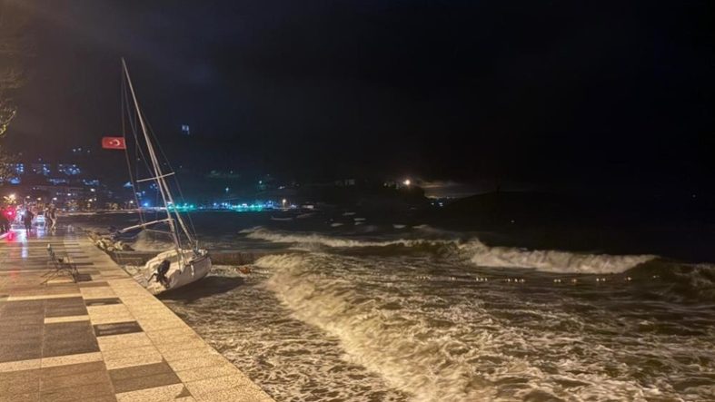 Erdek'te şiddetli lodos etkili oldu Tekneler sürüklendi