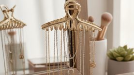 Kolyeleriniz Artık Karışmayacak: Basit Bir Yöntemle Düzenli Takı Saklama Fikri