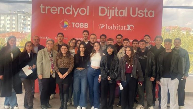 Pazarlama öğrencilerine Dijital Usta Projesi tanıtımı
