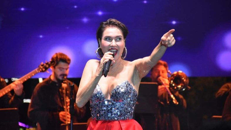 Şevval Sam Edremit’te Cumhuriyet Coşkusunu Zirveye Taşıdı