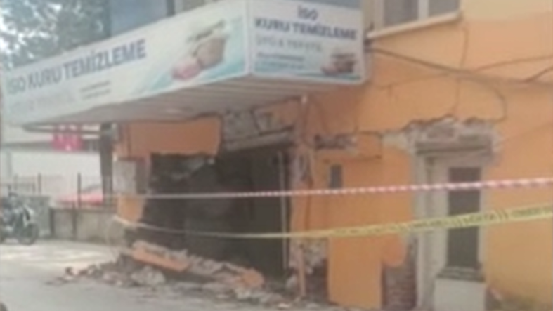 Sındırgı’da binalar kendiliğinden böyle yıkıldı