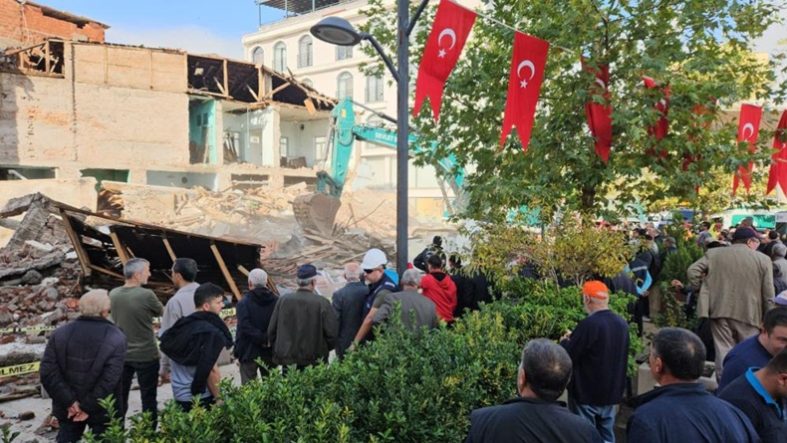 Sındırgı'da yıkılan binaların enkazı kaldırılıyor