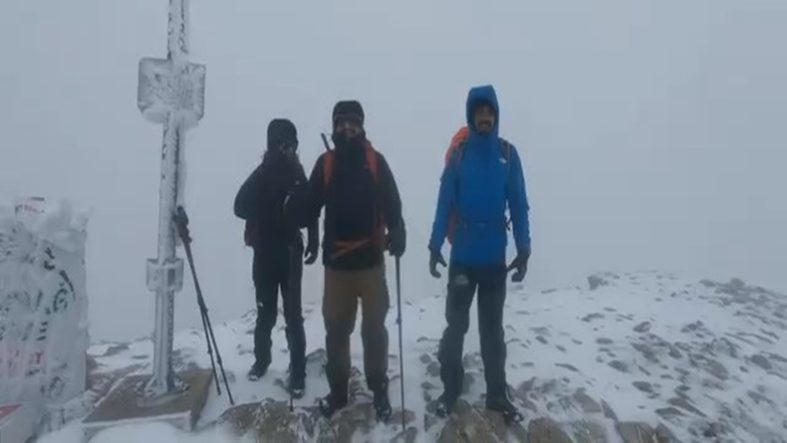 ULUDAĞ'DA YILIN İLK KARINI ZİRVEDE KUTLADILAR BURSALI DAĞCILAR MEVSİMİN İLK KARINDA ULUDAĞ'IN 2543 METRE ZİRVESİNE TIRMANDI