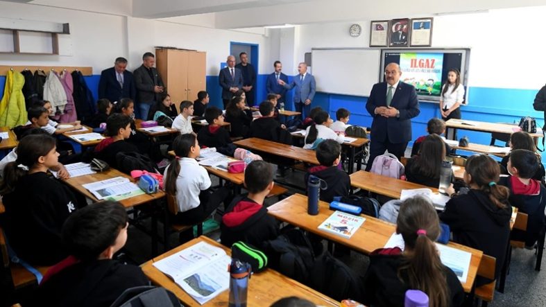 Vali İsmail Ustaoğlu Başarıya ulaşmanın temeli kitap okumak