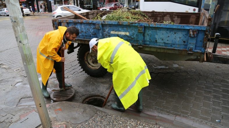 Yoğun Yağışlara Karşı Ekipler Edremit'te Teyakkuzda