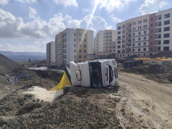 Antakya’da kum yüklü kamyon devrildi