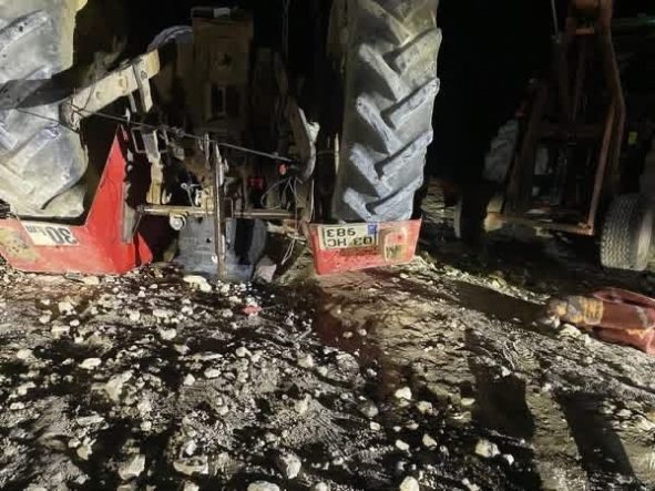 Devrilen traktörün altında kalan sürücü hayatını kaybetti
