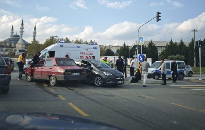 Duble yolda iki araç çarpıştı: 2 hafif yaralı
