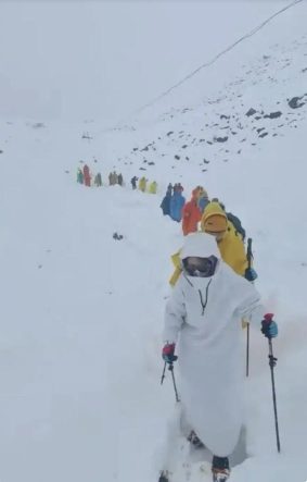 Everest’teki kar fırtınası nedeniyle bin kişi dağda mahsur kaldı