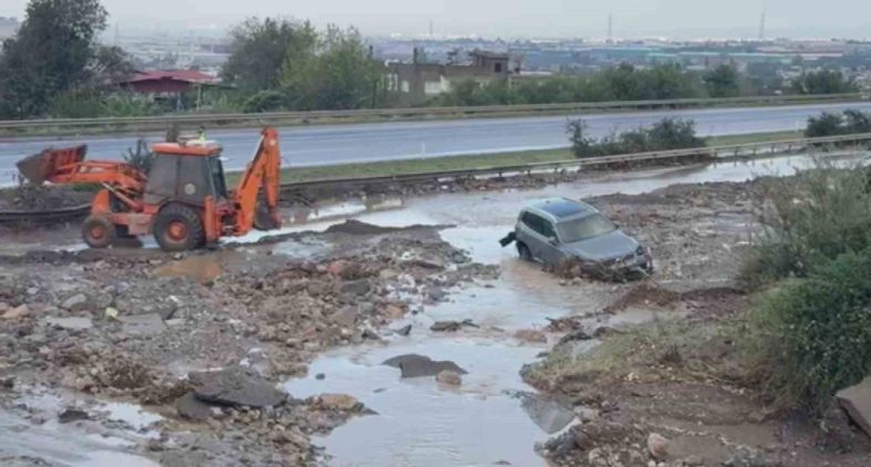 Heyelanın kapattığı otoyolda araçlar mahsur kaldı