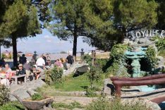 İngiliz ve Alman turistler Kale’nin biber tatarı ve pidesine bayıldı