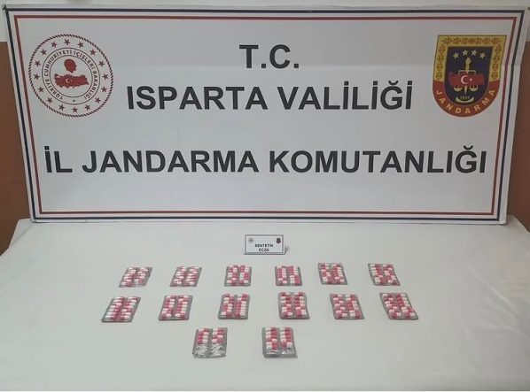 Isparta’da yol kontrolünde durdurulan araçta uyuşturucu hap ele geçirildi