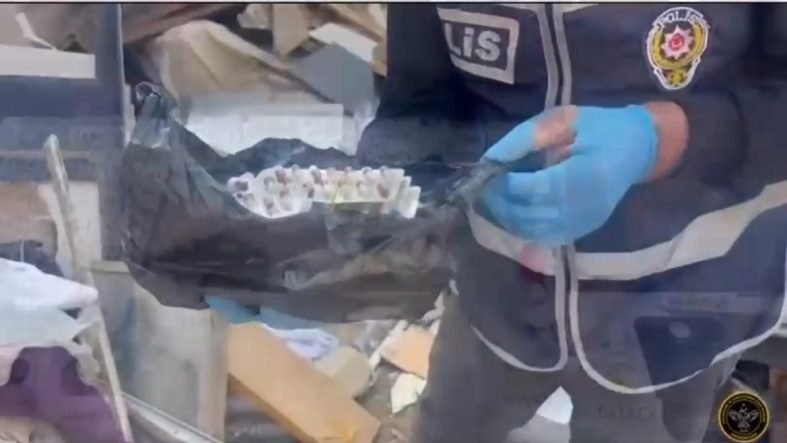 Kameralarla donatılan evden çok sayıda uyuşturucu madde çıktı