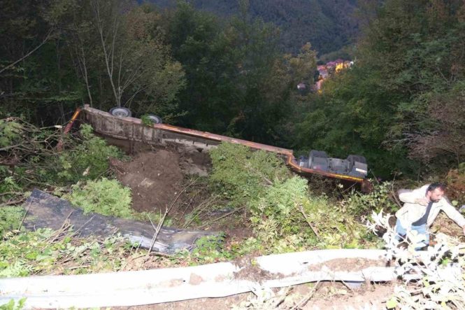 Kastamonu’da iş makinesi yüklü tır şarampole devrildi: 1 yaralı