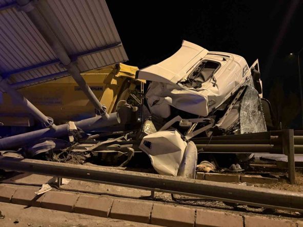 Kayseri’de tır bariyerlere girdi: 1 yaralı